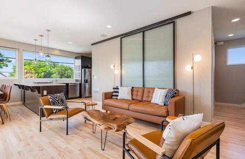 West Woodland House | *NEW* Modern 4B3.5BA w/Rooftop in Ballard/Fremont