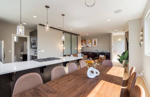 West Woodland House | *NEW* Modern 4B3.5BA w/Rooftop in Ballard/Fremont