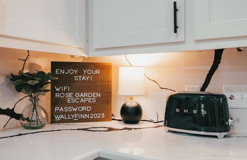Bryan House | NEW Modern 5BR - Mins drive to Texas A&M