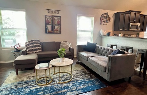 Houston House | New modern, beautiful 3BR,2BA home near IAH airport, Woodlands &Downtown Houston