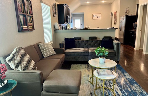 Houston House | New modern, beautiful 3BR,2BA home near IAH airport, Woodlands &Downtown Houston