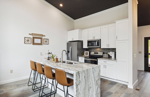Chalet Village North Cabin | New Modern Cabin: Fire Pit, Hot Tub, WiFi, High-End Decor and Amazing Game Room