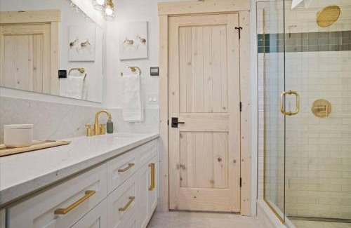 Tamarack Resort House | New Modern Cabin w fireplace Hot Tub Sleeps 12