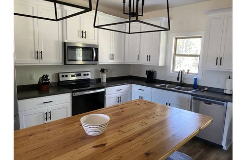 Tupelo House | *New* Modern Charm in the heart of West Tupelo