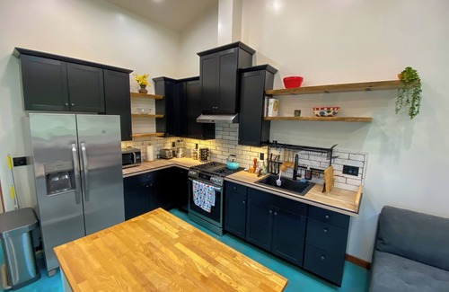 Pacific House | New, modern, close to town, country-feel