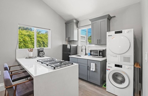 Clarkdale House | New Modern Cozy Guest House Free Parking Pet Friendly