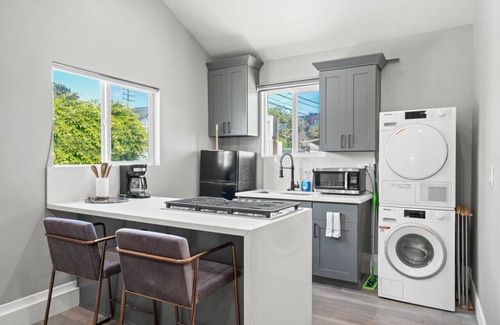 Clarkdale House | New Modern Cozy Guest House Free Parking Pet Friendly
