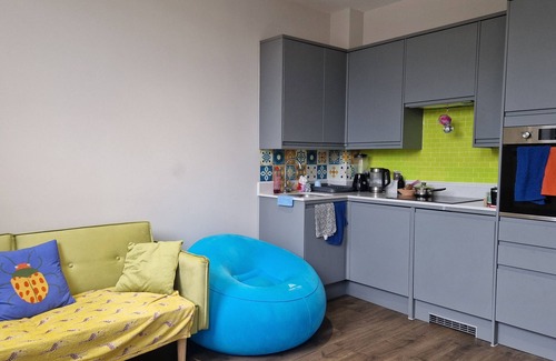 Havering Apartment | New modern East LDN apartment 5mins walk from Station, restaurants, gym & shops!