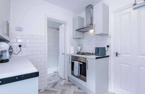 Droylsden House | NEW! Modern Home, Ideal for Long Term, Sleeps 8!