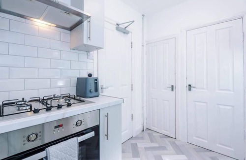 Droylsden House | NEW! Modern Home, Ideal for Long Term, Sleeps 8!