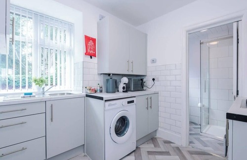 Droylsden House | NEW! Modern Home, Ideal for Long Term, Sleeps 8!