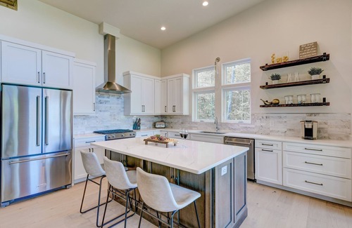Mineral Bluff Cabin | New/Modern Rustic/Mins. to Blue Ridge/Spacious/Hot Tub