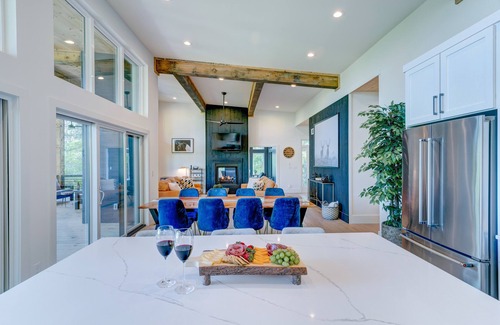 Mineral Bluff Cabin | New/Modern Rustic/Mins. to Blue Ridge/Spacious/Hot Tub