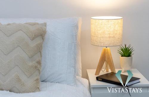 Belle Vue House | New Modern Spacious 5 Bedroom House by Vista Stays Short Lets & Serviced Accommodation Manchester with Parking