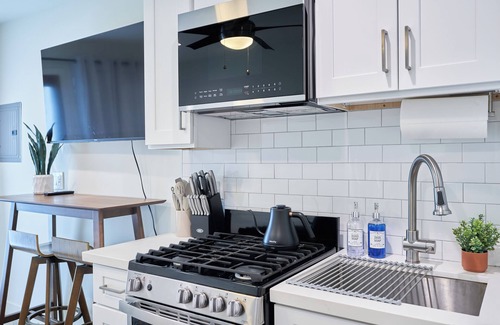 El Segundo Apartment | NEW! Modern Studio w/Pool 5 mins from LAX & Beach- Monthly Stay Discount