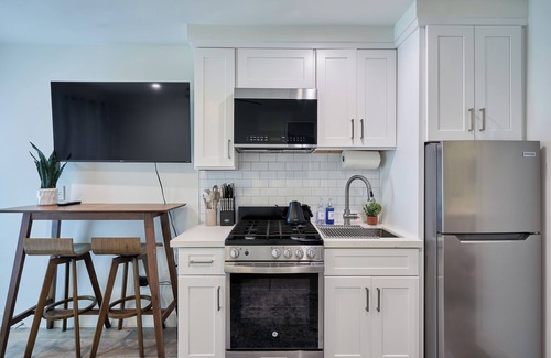 El Segundo Apartment | NEW! Modern Studio w/Pool 5 mins from LAX & Beach- Monthly Stay Discount