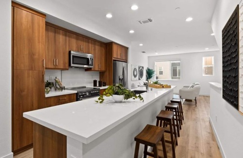 West Oakland House | New Modern townhome three-level in home parking 2+3 bathroom