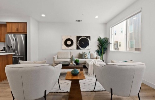 West Oakland House | New Modern townhome three-level in home parking 2+3 bathroom