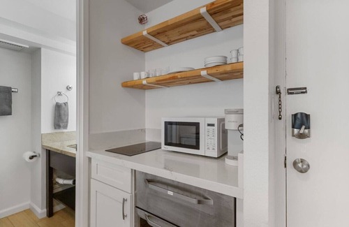 Waikiki Apartment | [New] Modern Waikiki | AC, Beach Gear, Pool, Lanai