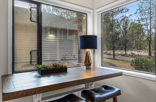 RiverWild Condo | New! Mt Bachelor Village ~ King Suite ~ 1st level