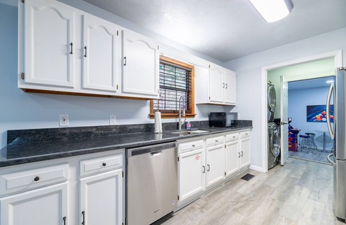 Caton Cabin | NEW- Mtn Views - 2x King Beds - Theatre - Hot Tub