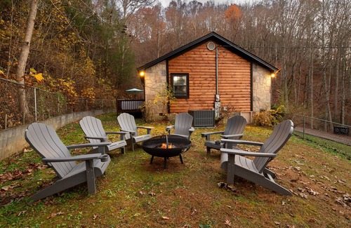 Caton Cabin | NEW- Mtn Views - 2x King Beds - Theatre - Hot Tub
