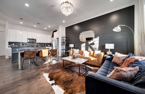 East Hill House | NEW! Nashville Vibes (4-Bedroom Townhouse) - Pets Allowed