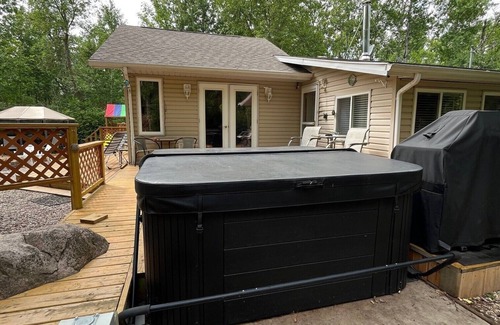Lester Beach Cabin | NEW NIRVANA RENTALS LISITING*Rent 2 days get 2 days free*Cottage with Hot Tub