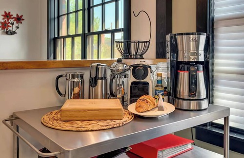 Old Southwest House | NEW Old Southwest Gem, Patio, Grill, Smart TV, 2 Desks + Fitness Equipmentnn