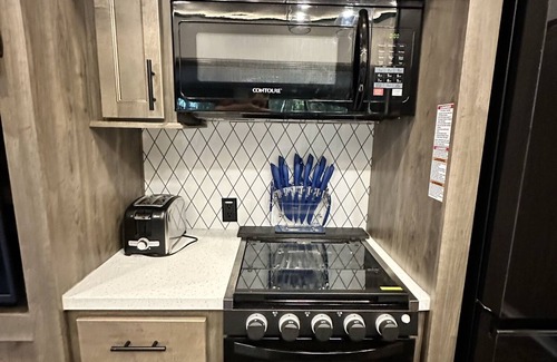 Edgar House | New Owner Special - Luxury Lakefront RV & Fishing Retreat