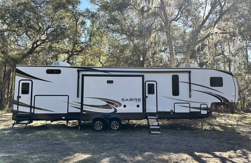 Edgar House | New Owner Special - Luxury Lakefront RV & Fishing Retreat