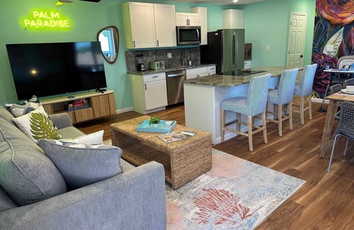 South Bradenton Condo | *NEW* Palm Paradise Floral - 5bed 2bath Sleeps 10