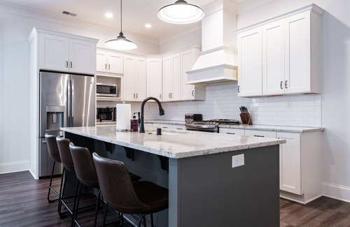 Prospect House | NEW Pet Friendly, Pool, Bourbon Trail, Downtown Local Dining, Fully Loaded