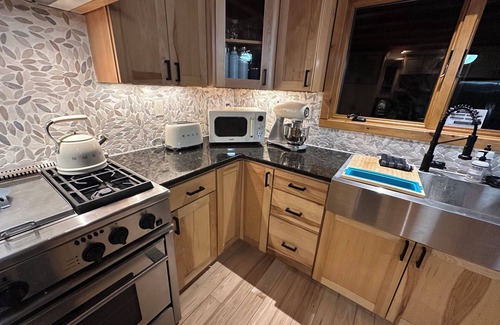 Montague Cabin | NEW PLUNGE POOL! Stylish 3-bedrm Cabin Adult Retreat Next To Delaware Water Gap
