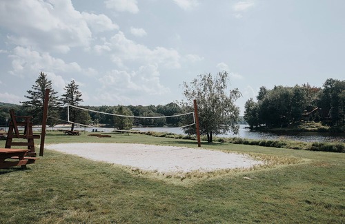 Pocono Lake House | New ! Poconos homestay - friendly