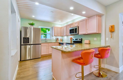 South Pinellas Community Council House | NEW! Pretty-n-Pink MidCentury Mod Pool/Beach Home