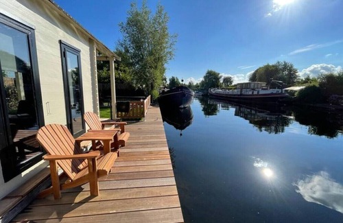 Municipality of De Ronde Venen Cabin | NEW - Private Cabin - on a lake near Amsterdam