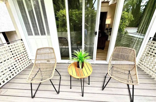 North of Wilshire Apartment | New Quiet Renovated 2BD/1BA