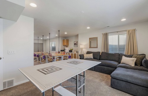 Layton House | New! Quilters Retreat, Hot Tub, Northern Utah