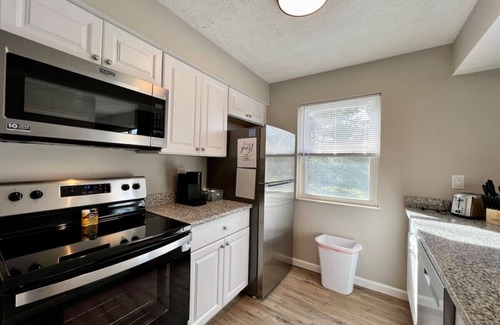 Middletown Apartment | New remodeled 2 Bed apt Middletown Private Laundry