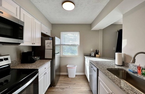 Middletown Apartment | New remodeled 2 Bed apt Middletown Private Laundry