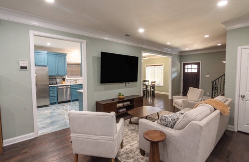 Dallas House | New! Remodeled Open Concept Home near Love Field, Oak Lawn, Medical District with Private Entry Gate