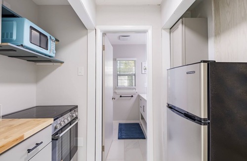 North Trail House | NEW Remodeled Pool Home w/Mini Golf By Downtown