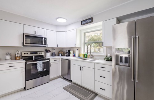 North Trail House | NEW Remodeled Pool Home w/Mini Golf By Downtown