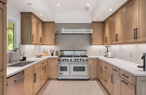 Aspen House | New Renovated 5BR Home Central Location with Large Yard