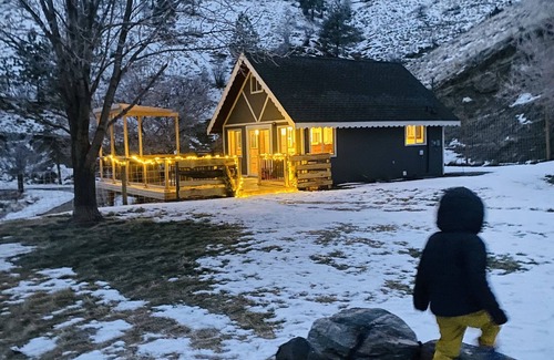 Okanagan-Similkameen Cabin | New! Renovated Pickers Cabin with beautiful views !