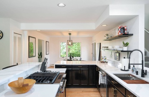 Kenmore House | New! Renovated retreat 13 miles to Seattle TV/foosball room, Outdoor Grill, Fireplace, Sport Court
