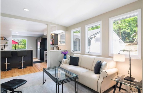 Kenmore House | New! Renovated retreat 13 miles to Seattle TV/foosball room, Outdoor Grill, Fireplace, Sport Court