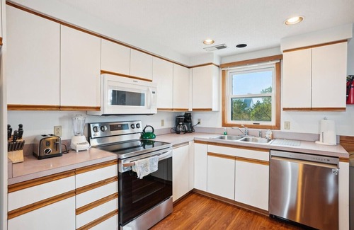 Whalehead Beach House | New Reservations for Aug/Sept Enjoy dinner on us with $100 gift certificate delivered to your hom.