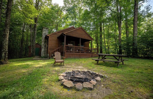 Hico Cabin | New River Gorge Cabin, hot tub and fireplace at the best area prices